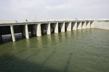 上?；破纸嫌嗡吹毓こ唐舳? /></p>
<p>	上海黄浦江上游水源地工程启动</p></div>
<p>
　　据了解，为上海市民供水的主要有四大水源地，包括东风西沙水库、青草沙水库、陈行水库和黄浦江上游水源地。除了黄浦江上游水源地外，其他3个水库均已完工。<br />
　　<br />
　　黄浦江上游水源地主要向青浦、松江、金山、奉贤和闵行等西南五区供应原水，惠及5个区共计950万人口?；破纸嫌嗡吹毓こ碳捌溷煞钪吖こ淘ぜ凭?016年竣工。<br />
　　<br />
　　据项目有关人士介绍，闵奉原水支线工程是黄浦江上游水源地工程的重要组成部分，供水规模为215万立方米/日。工程与后期即将陆续建设的金泽水库工程、连通管工程以及各区支线工程相衔接，并与青草沙原水系统互连互通。<br />
　　<br />
　　上海市水务部门相关负责人表示，目前，上述5区取水分散在黄浦江等多地，一旦遇到水源污染等突发事件，没有调蓄能力。黄浦江上游水源地工程竣工后，可以提高取水质量和抗风险能力，形成集中统一、安全可靠的黄浦江上游水源地布局。</p>
            <div   id=